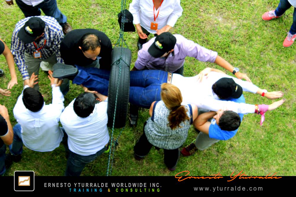 Team Building Colombia | Ejercicios de integración empresarial con cuerdas bajas