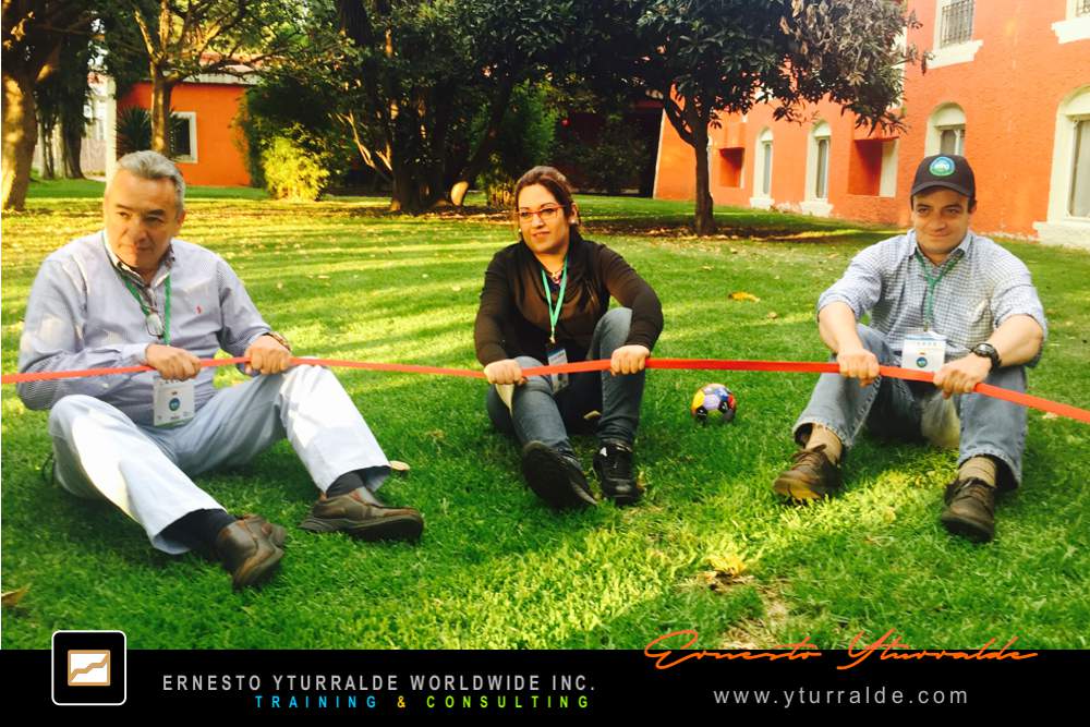 Team Building Colombia | Experiencias con cuerdas bajas para fortalecer la confianza grupal